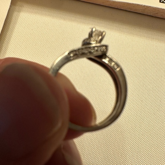 Size 5 small engagement ring. Very pretty and petite wrap design - Picture 6 of 9